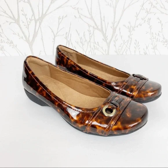 CLARKS Tortoise Shell Print Rounded Toe Loafers 6 - Picture 9 of 9